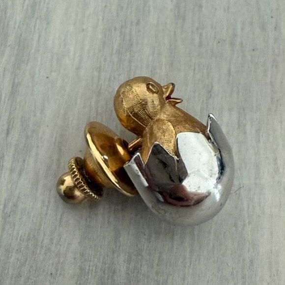 VTG Avon Chicken Chick Hatching Egg Pin Easter Spring Gold Silver Tone 0.6" - Picture 3 of 7
